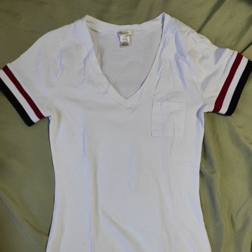 V-neck pocket body tee